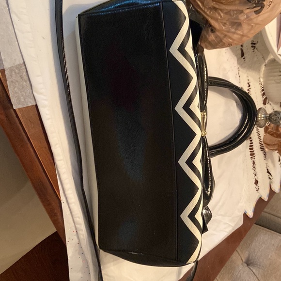 Betsy Johnson black and white bow bag with floral interior - Picture 10 of 10